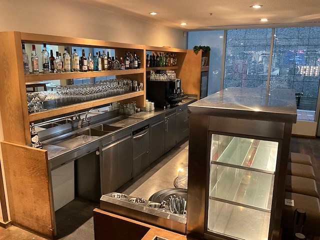 Complete bar met achterwand (combinatiekavel 11 en 12) - afbeelding 4 van  4