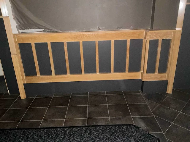 Complete eiken interieurbetimmering met plafondconstructie en ca. 40 m¹ wandlambrisering - afbeelding 17 van  20