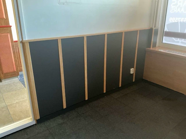 Complete eiken interieurbetimmering met plafondconstructie en ca. 40 m¹ wandlambrisering - afbeelding 4 van  20