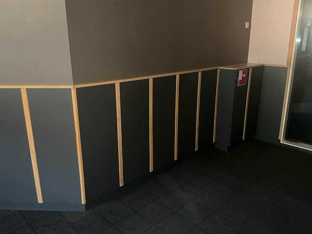 Complete eiken interieurbetimmering met plafondconstructie en ca. 40 m¹ wandlambrisering - afbeelding 7 van  20
