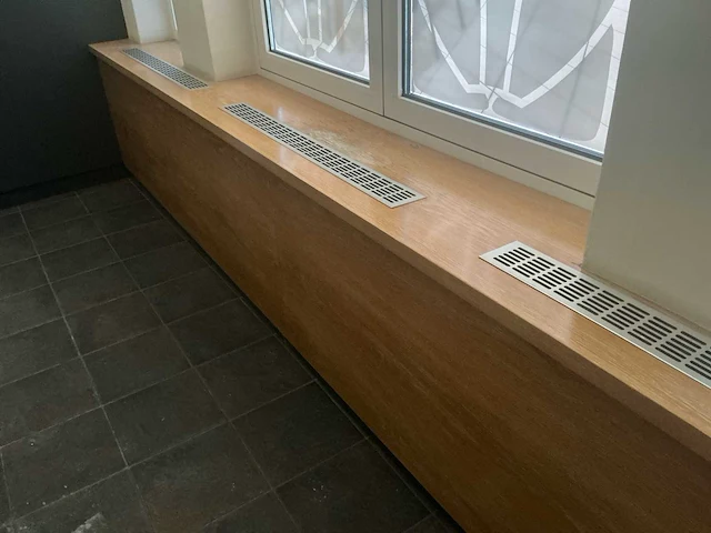 Complete eiken interieurbetimmering met plafondconstructie en ca. 40 m¹ wandlambrisering - afbeelding 3 van  20