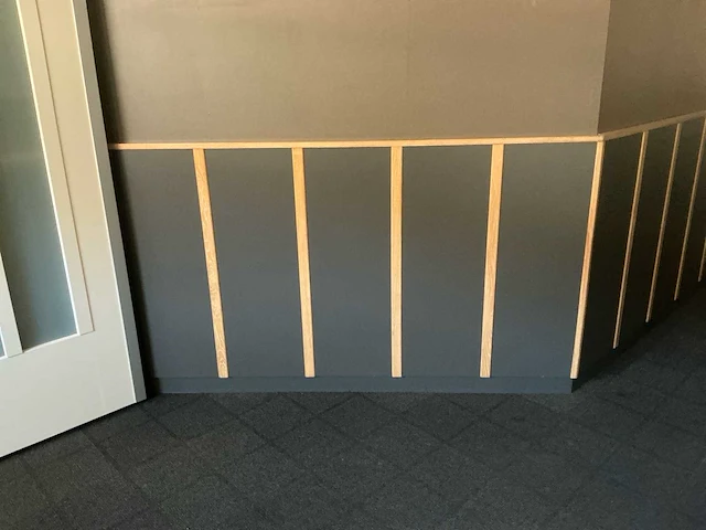 Complete eiken interieurbetimmering met plafondconstructie en ca. 40 m¹ wandlambrisering - afbeelding 17 van  20