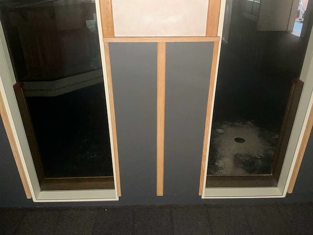 Complete eiken interieurbetimmering met plafondconstructie en ca. 40 m¹ wandlambrisering - afbeelding 12 van  20