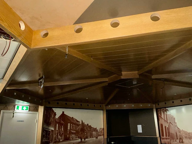Complete eiken interieurbetimmering met plafondconstructie en ca. 40 m¹ wandlambrisering - afbeelding 8 van  20
