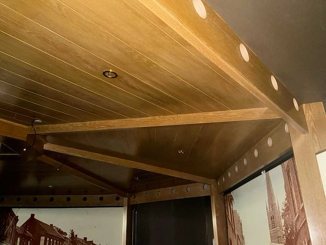 Complete eiken interieurbetimmering met plafondconstructie en ca. 40 m¹ wandlambrisering - afbeelding 9 van  20