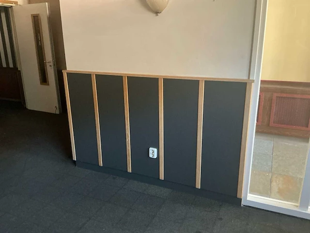 Complete eiken interieurbetimmering met plafondconstructie en ca. 40 m¹ wandlambrisering - afbeelding 2 van  8