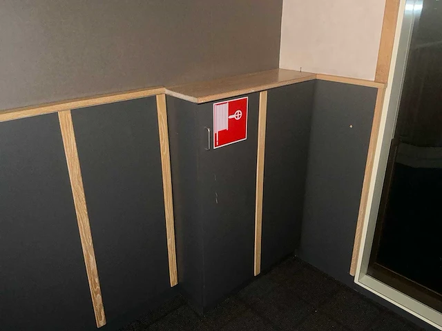 Complete eiken interieurbetimmering met plafondconstructie en ca. 40 m¹ wandlambrisering - afbeelding 4 van  8