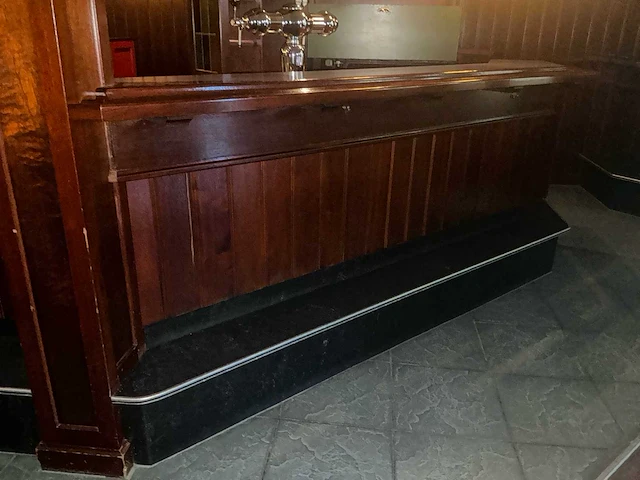 Complete hardhouten horecabar met tapinstallatie, koeling, 1.000 liter tank en lambrisering - afbeelding 56 van  73