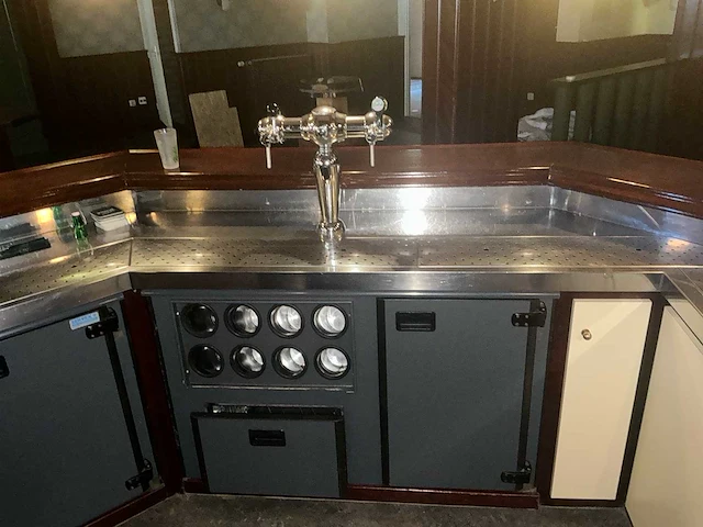 Complete hardhouten horecabar met tapinstallatie, koeling, 1.000 liter tank en lambrisering - afbeelding 68 van  73