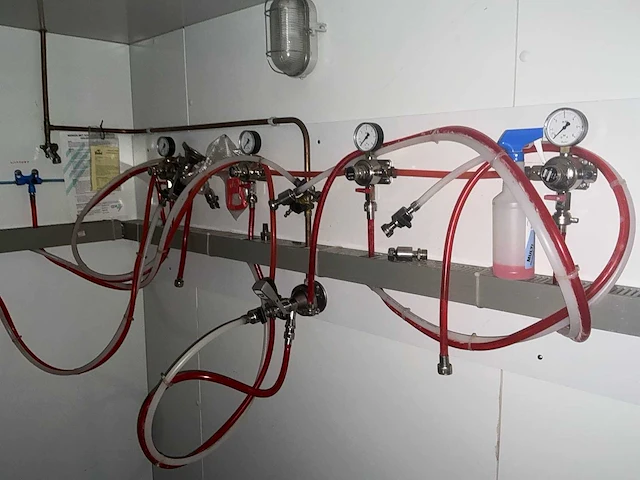 Complete hardhouten horecabar met tapinstallatie, koeling, 1.000 liter tank en lambrisering - afbeelding 44 van  73