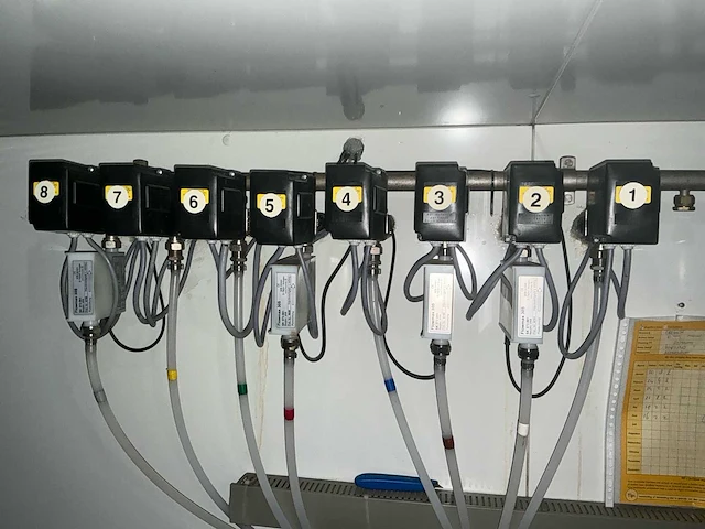 Complete hardhouten horecabar met tapinstallatie, koeling, 1.000 liter tank en lambrisering - afbeelding 1 van  73