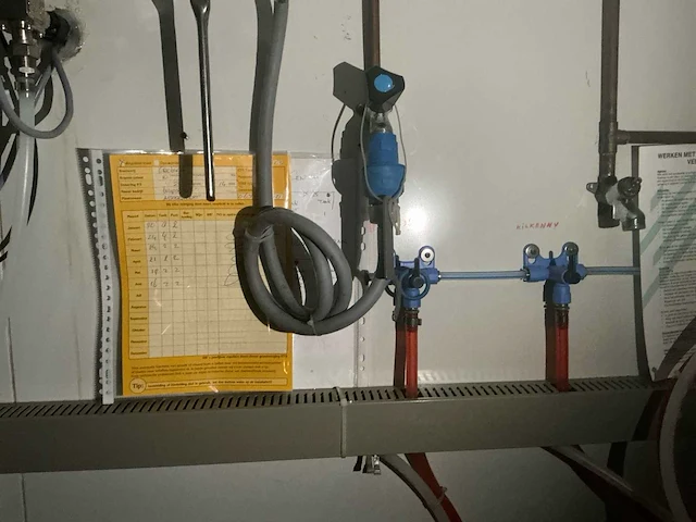 Complete hardhouten horecabar met tapinstallatie, koeling, 1.000 liter tank en lambrisering - afbeelding 2 van  73