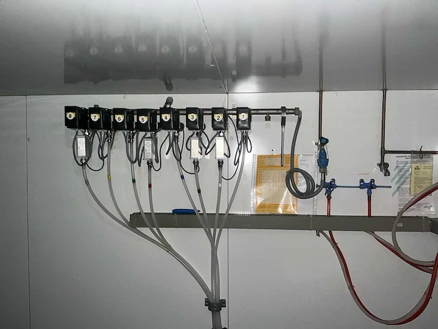 Complete hardhouten horecabar met tapinstallatie, koeling, 1.000 liter tank en lambrisering - afbeelding 73 van  73