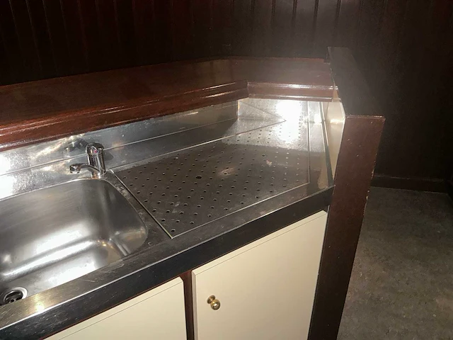 Complete hardhouten horecabar met tapinstallatie, koeling, 1.000 liter tank en lambrisering - afbeelding 14 van  50
