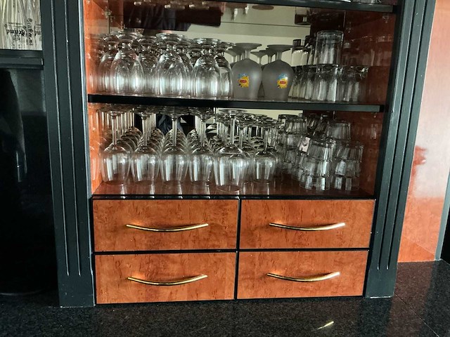 Complete horecabar met achterwand, koelingen, fustkoeler en spoelunit - afbeelding 5 van  15