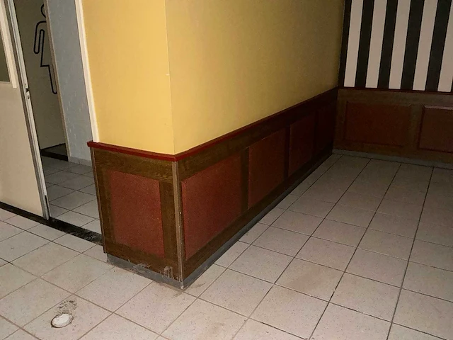 Complete houten wandbetimmering met lambrisering, kolommen en radiatorombouwen - afbeelding 3 van  25