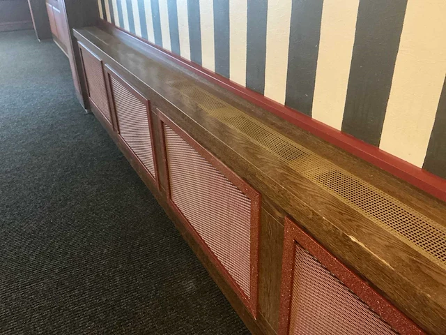 Complete houten wandbetimmering met lambrisering, kolommen en radiatorombouwen - afbeelding 5 van  25