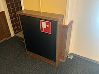Complete houten wandbetimmering met lambrisering, kolommen en radiatorombouwen - afbeelding 16 van  25