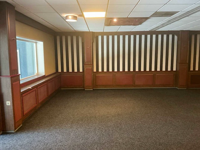 Complete houten wandbetimmering met lambrisering, kolommen en radiatorombouwen - afbeelding 8 van  25
