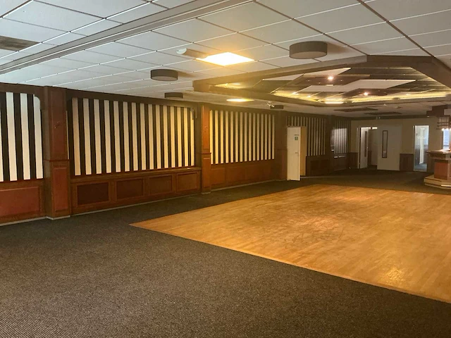 Complete houten wandbetimmering met lambrisering, kolommen en radiatorombouwen - afbeelding 25 van  25