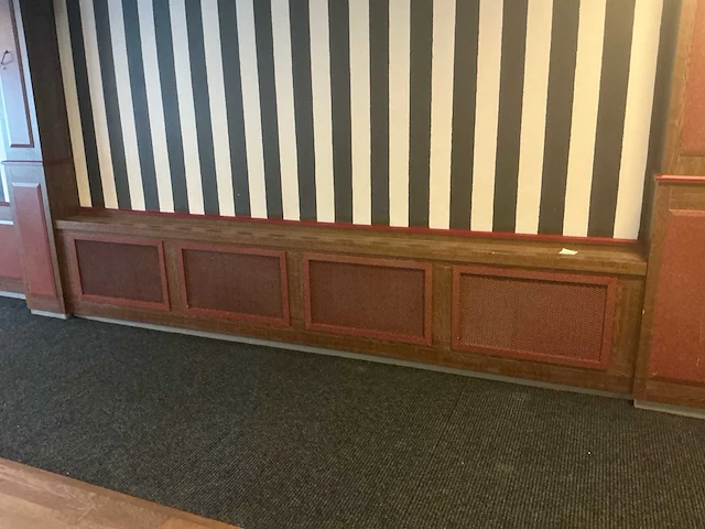 Complete houten wandbetimmering met lambrisering, kolommen en radiatorombouwen - afbeelding 11 van  25