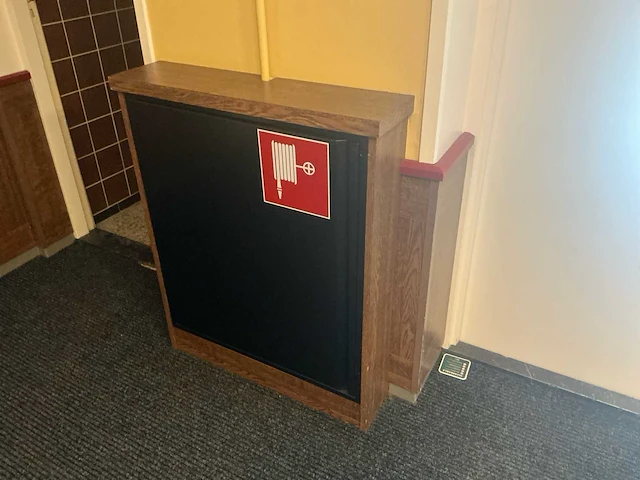 Complete houten wandbetimmering met lambrisering, kolommen en radiatorombouwen - afbeelding 9 van  25