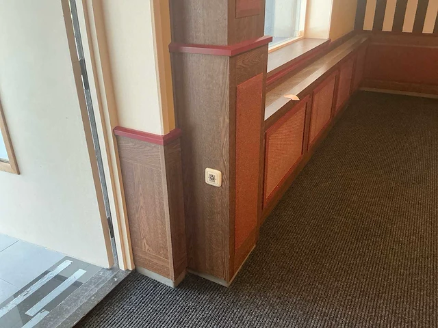 Complete houten wandbetimmering met lambrisering, kolommen en radiatorombouwen - afbeelding 10 van  25
