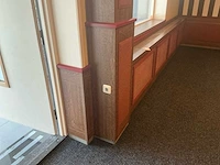 Complete houten wandbetimmering met lambrisering, kolommen en radiatorombouwen - afbeelding 10 van  25