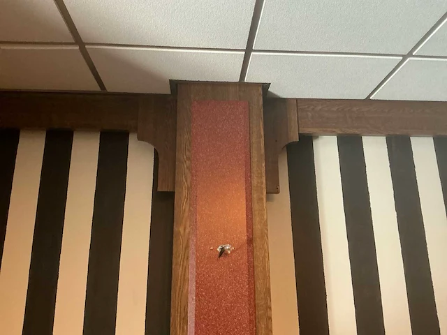 Complete houten wandbetimmering met lambrisering, kolommen en radiatorombouwen - afbeelding 21 van  25