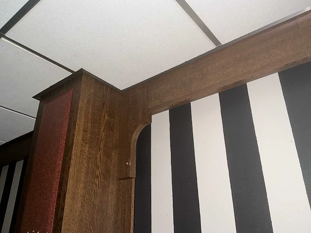 Complete houten wandbetimmering met lambrisering, kolommen en radiatorombouwen - afbeelding 23 van  25