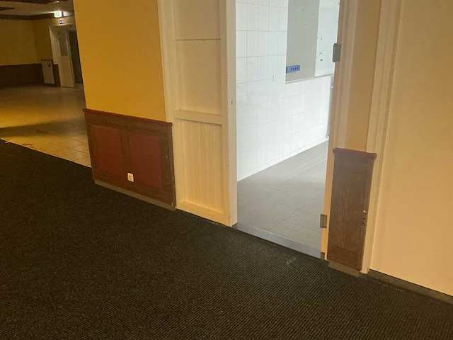 Complete houten wandbetimmering met lambrisering, kolommen en radiatorombouwen - afbeelding 19 van  25