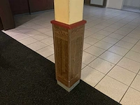 Complete houten wandbetimmering met lambrisering, kolommen en radiatorombouwen - afbeelding 2 van  17