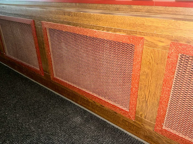 Complete houten wandbetimmering met lambrisering, kolommen en radiatorombouwen - afbeelding 5 van  17