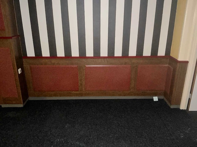 Complete houten wandbetimmering met lambrisering, kolommen en radiatorombouwen - afbeelding 1 van  17