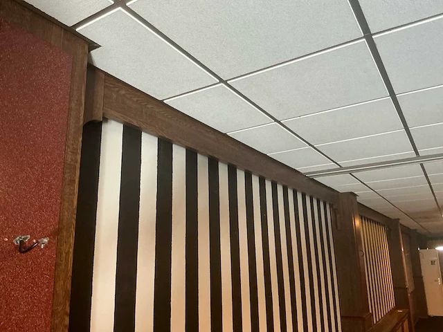 Complete houten wandbetimmering met lambrisering, kolommen en radiatorombouwen - afbeelding 7 van  17