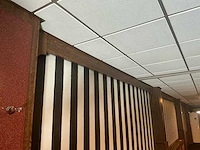 Complete houten wandbetimmering met lambrisering, kolommen en radiatorombouwen - afbeelding 7 van  17