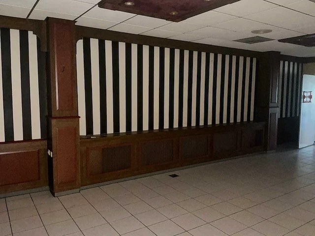Complete houten wandbetimmering met lambrisering, kolommen en radiatorombouwen - afbeelding 9 van  17