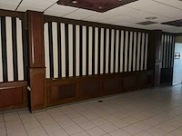 Complete houten wandbetimmering met lambrisering, kolommen en radiatorombouwen - afbeelding 9 van  17