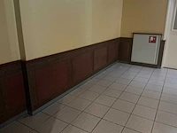 Complete houten wandbetimmering met lambrisering, kolommen en radiatorombouwen - afbeelding 10 van  17