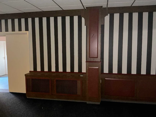 Complete houten wandbetimmering met lambrisering, kolommen en radiatorombouwen - afbeelding 6 van  17