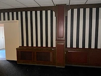 Complete houten wandbetimmering met lambrisering, kolommen en radiatorombouwen - afbeelding 6 van  17