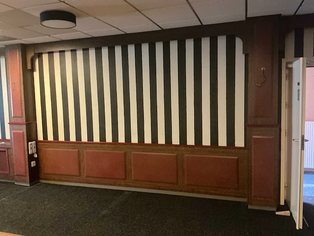 Complete houten wandbetimmering met lambrisering, kolommen en radiatorombouwen - afbeelding 11 van  17