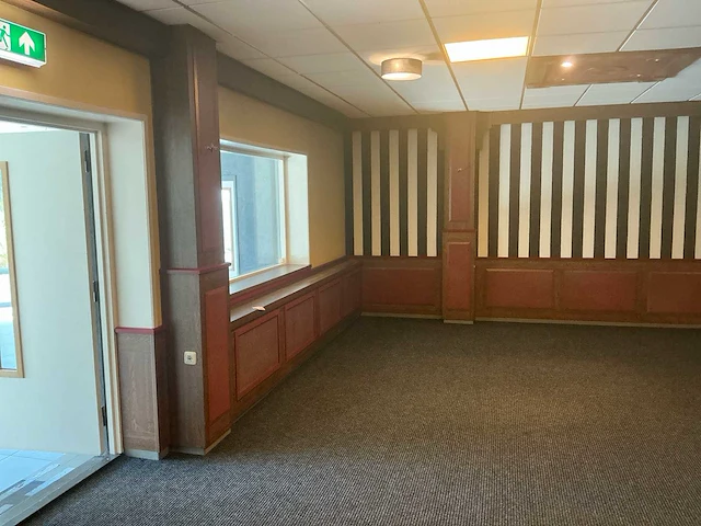 Complete houten wandbetimmering met lambrisering, kolommen en radiatorombouwen - afbeelding 14 van  17