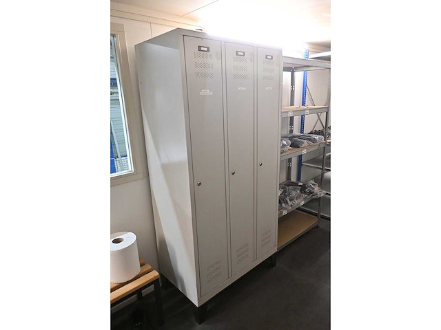 Complete inhoud locker ruimte - afbeelding 7 van  20