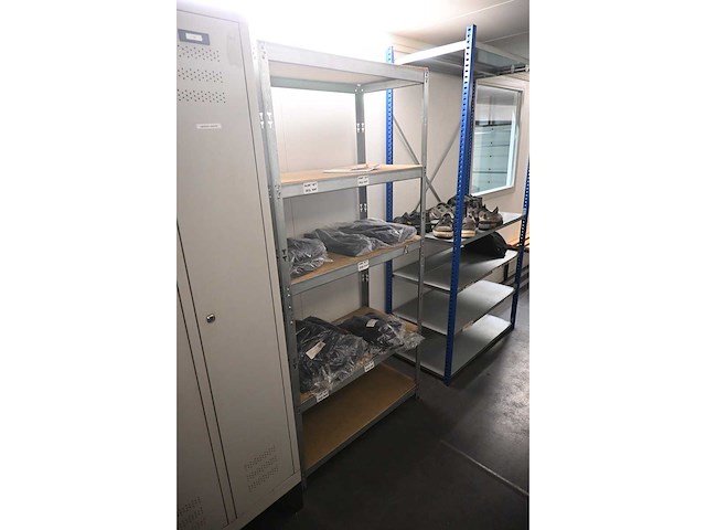 Complete inhoud locker ruimte - afbeelding 8 van  20