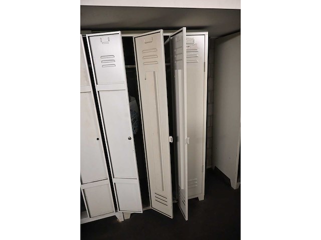 Complete inhoud locker ruimte - afbeelding 16 van  20