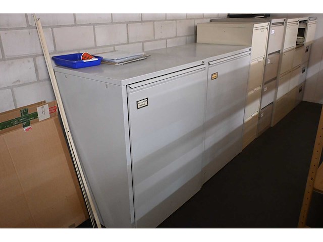 Complete inhoud locker ruimte - afbeelding 19 van  20