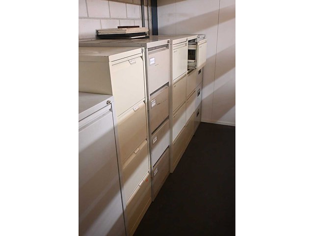 Complete inhoud locker ruimte - afbeelding 20 van  20