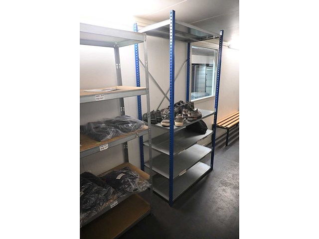Complete inhoud locker ruimte - afbeelding 13 van  20