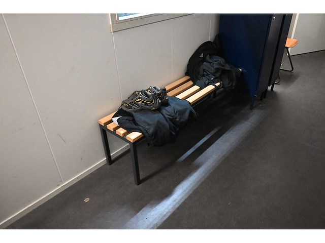 Complete inhoud locker ruimte - afbeelding 15 van  20